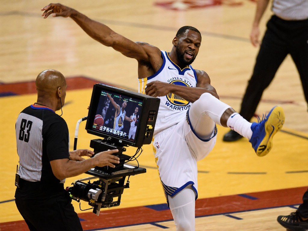 在某些类似案例中，裁判的行为也有可能因视